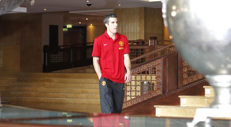 Martin Keown urges Fenerbahce target Robin Van Persie to leave Man Utd