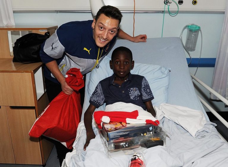 Arsenal's Mesut Ozil visits Whittington Hospital