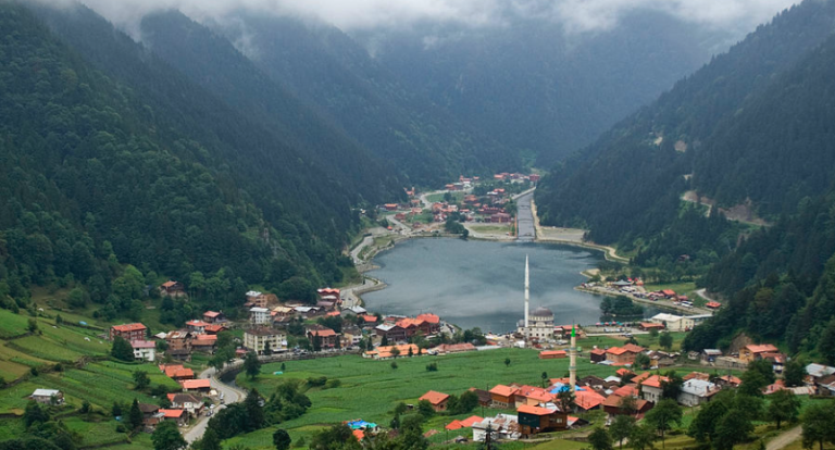 (Picture) Liverpool striker Samed Yesil goes back to his roots in Trabzon