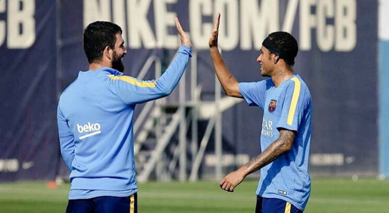 (Picture) Arda Turan promotes Brazilian – Turkish brotherhood with Barcelona star Neymar