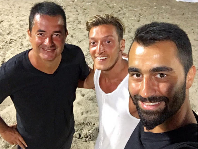 Photo: Mesut Ozil Poses With Turkish TV Mogul Amid Rumours of Summer Exit