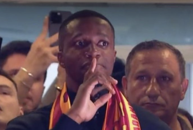 Wilfried Zaha Arrives in Istanbul Ahead of Completing Galatasaray Transfer, Thousands of Fans Welcome Him