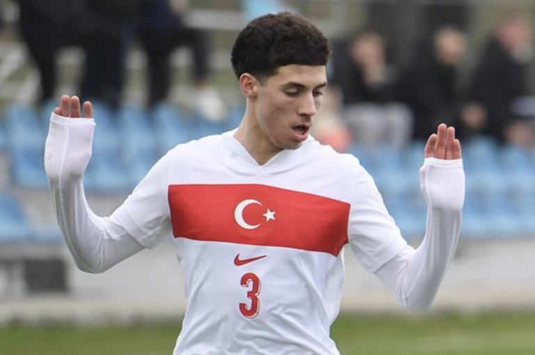 Norwich City Secures Promising Defender Vatan Ozcan with First Professional Contract